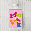 Affiche encadrée Love avec patins fuchsia et lettres colorées sur fond rose