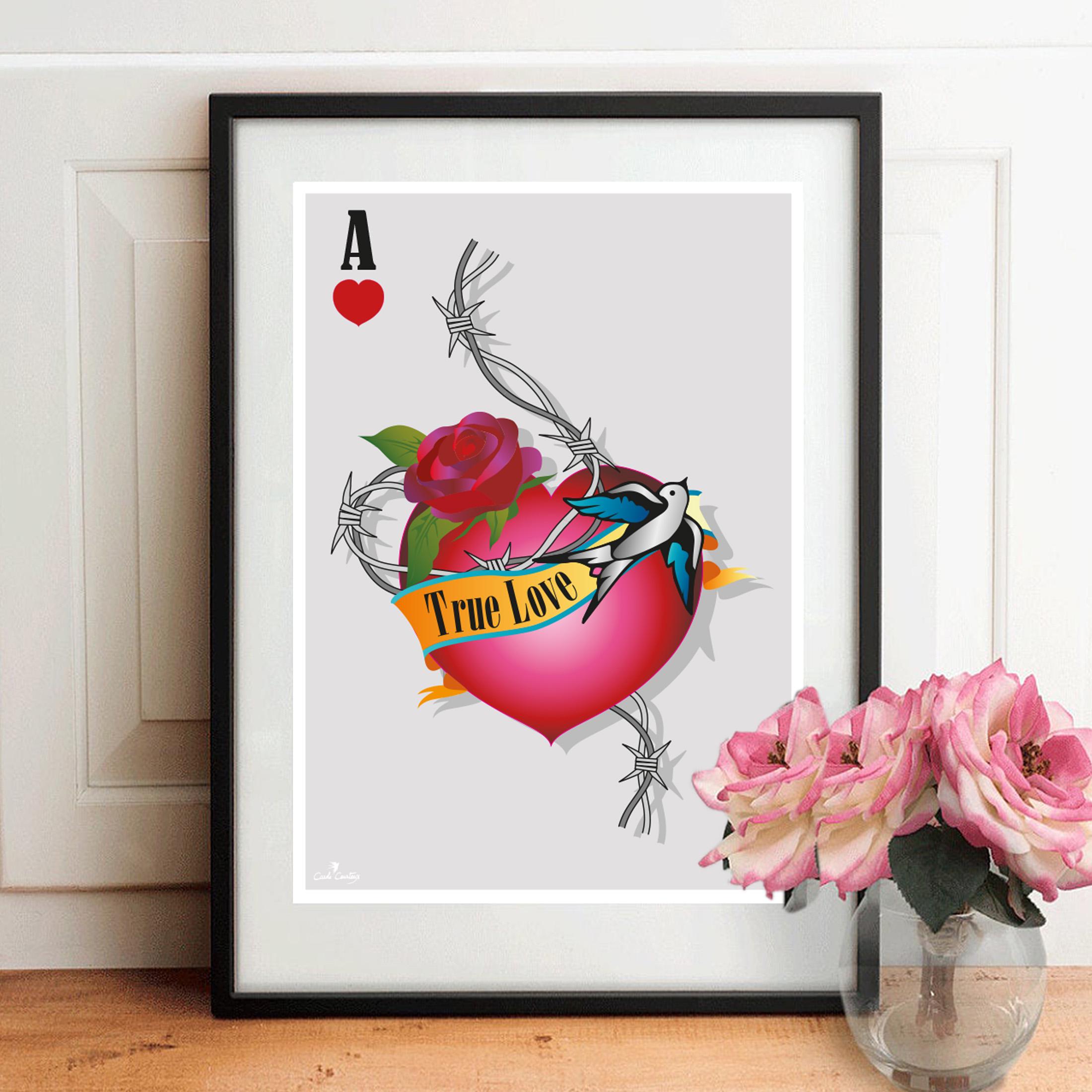 Affiche encadrée cœur tatoué, roses rouge et oiseau bleu, texte « True Love ».