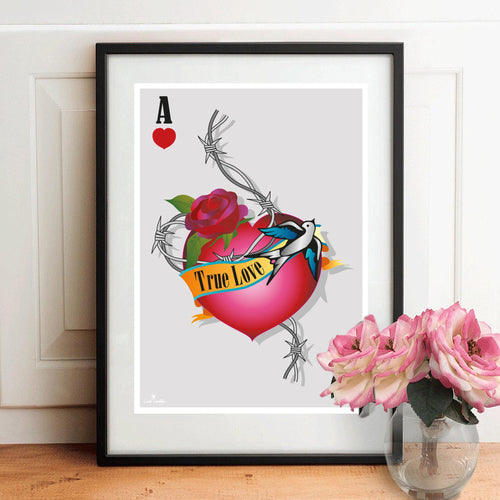 Affiche encadrée cœur tatoué, roses rouge et oiseau bleu, texte « True Love ».