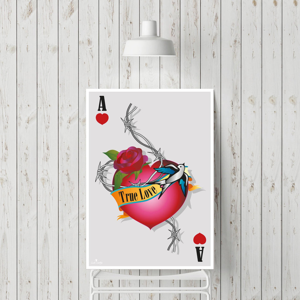 Affiche A et cœur tatoué, oiseau bleu, roses rouges et ruban « True Love ».