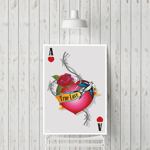 Affiche A et cœur tatoué, oiseau bleu, roses rouges et ruban « True Love ».