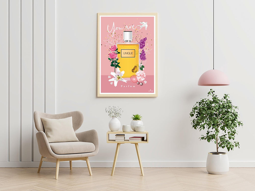 Affiche encadrée avec bouteille de parfum et fleurs violettes sur fond rose