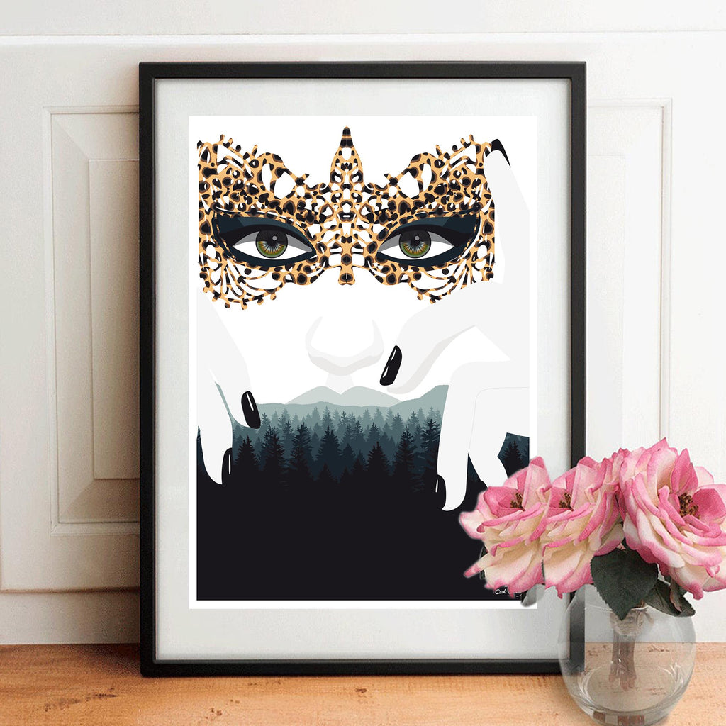 Affiche numérique femme au masque léopard, yeux verts, montagnes en silhouette, cadre noir