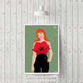 Affiche encadrée : femme aux cheveux roux, robe rouge à motif coquelicot, pantalon noir.