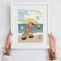 Affiche encadrée avec doudou ours brun aux lunettes bleues, texte « Mon doudou au soleil »