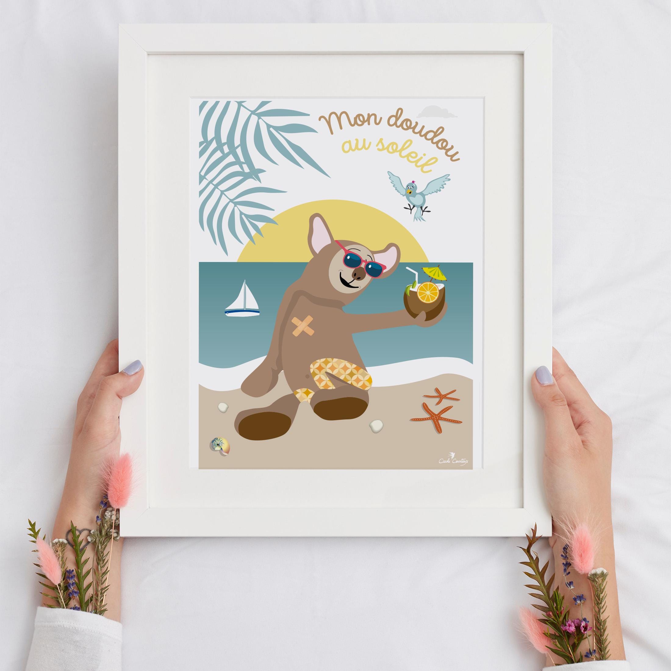 Affiche encadrée avec doudou ours brun aux lunettes bleues, texte « Mon doudou au soleil »