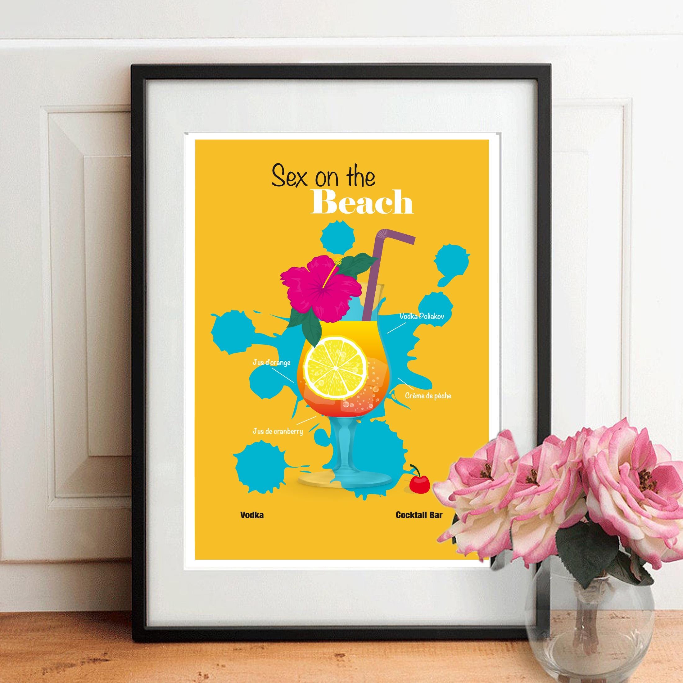 Affiche encadrée avec cocktail coloré et fleurs sur fond jaune, titre Sex on the Beach