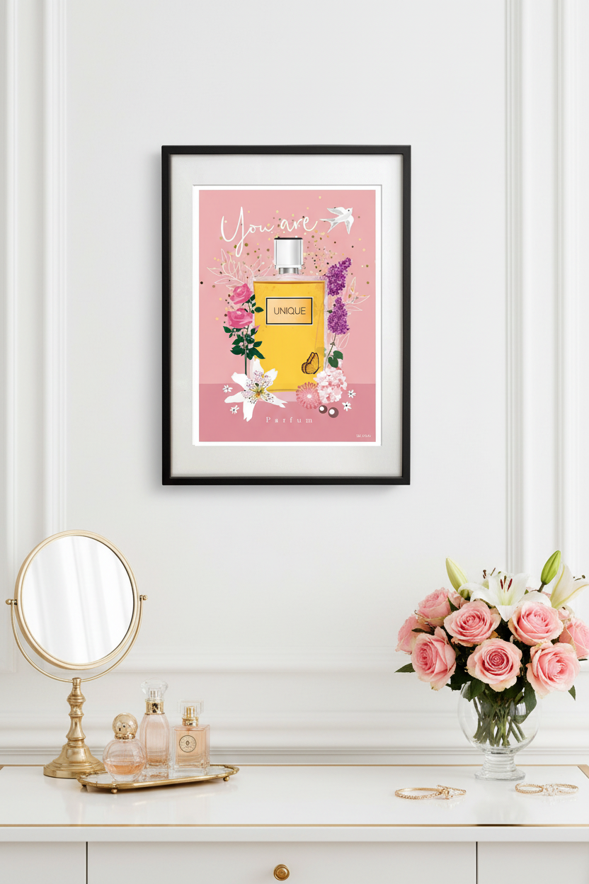 Affiche encadrée avec illustration de bouteille de parfum et fleurs roses, texte «Unique»