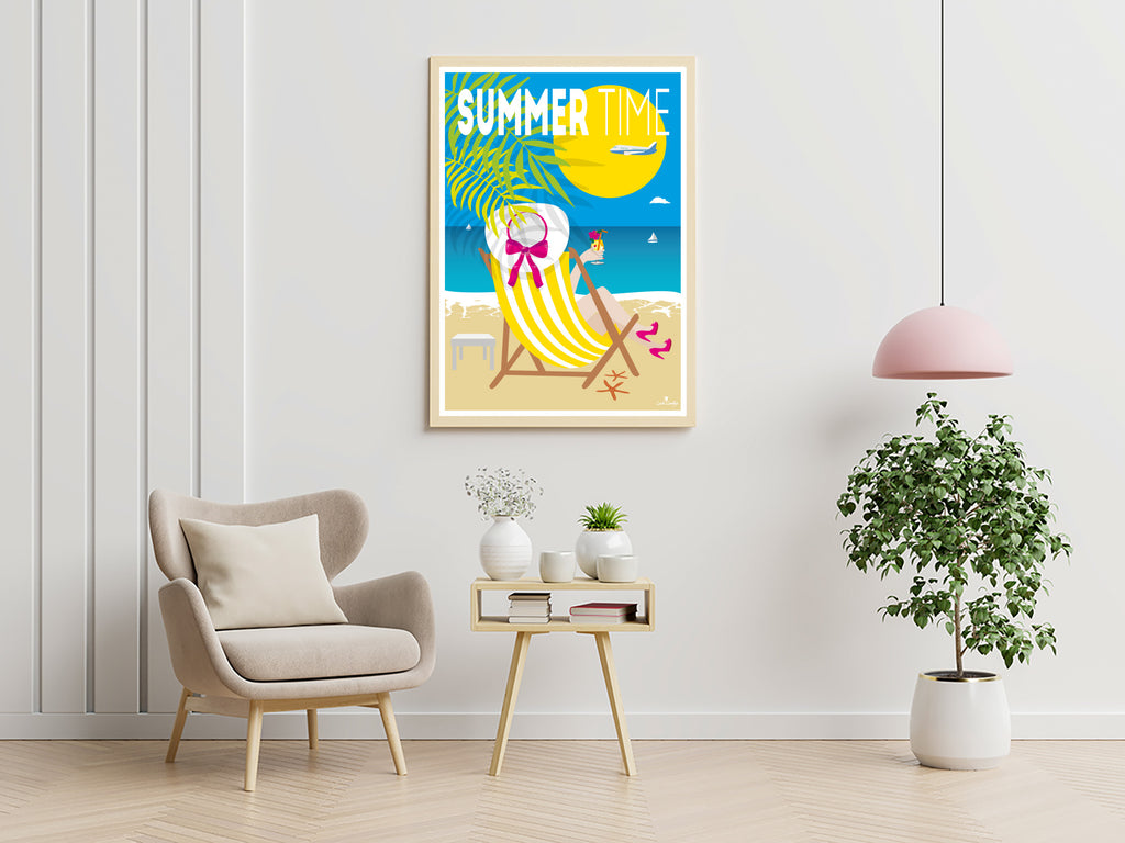 Affiche encadrée avec illustration de femme à la plage et slogan « Summer Time ».