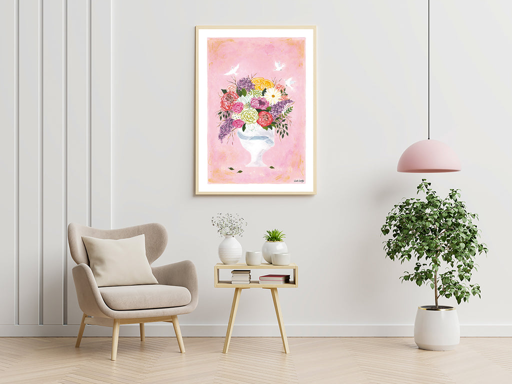 Affiche bouquet fleuri en vase, cadre doré, fond rose pâle et couleurs vives.