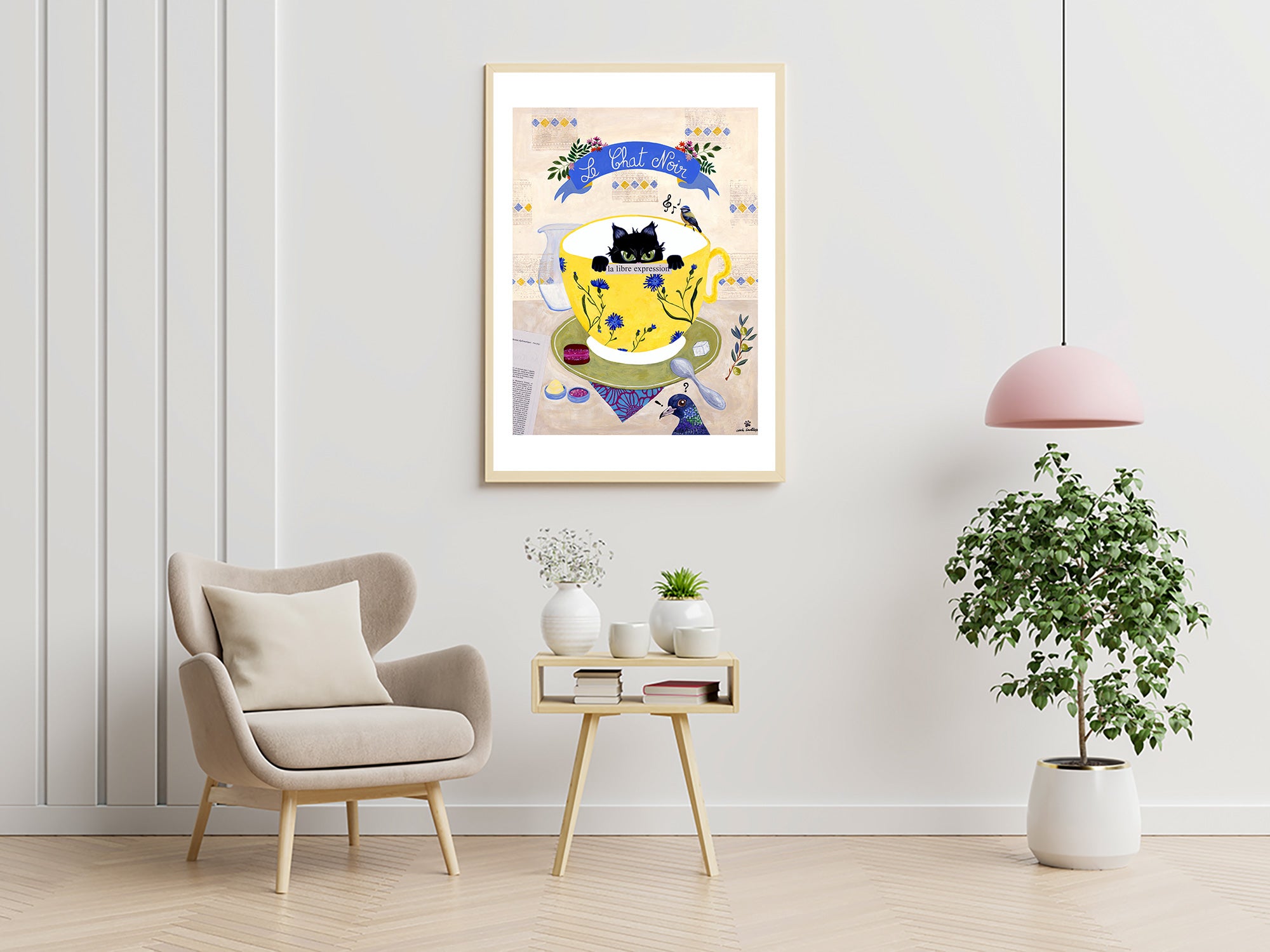 Affiche encadrée : chat noir dans une tasse jaune, rubans et fleurs bleues.