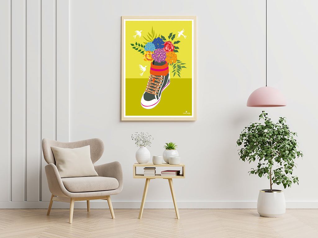Affiche encadrée : basket fleurie sur fond jaune, cadre clair, format vertical.
