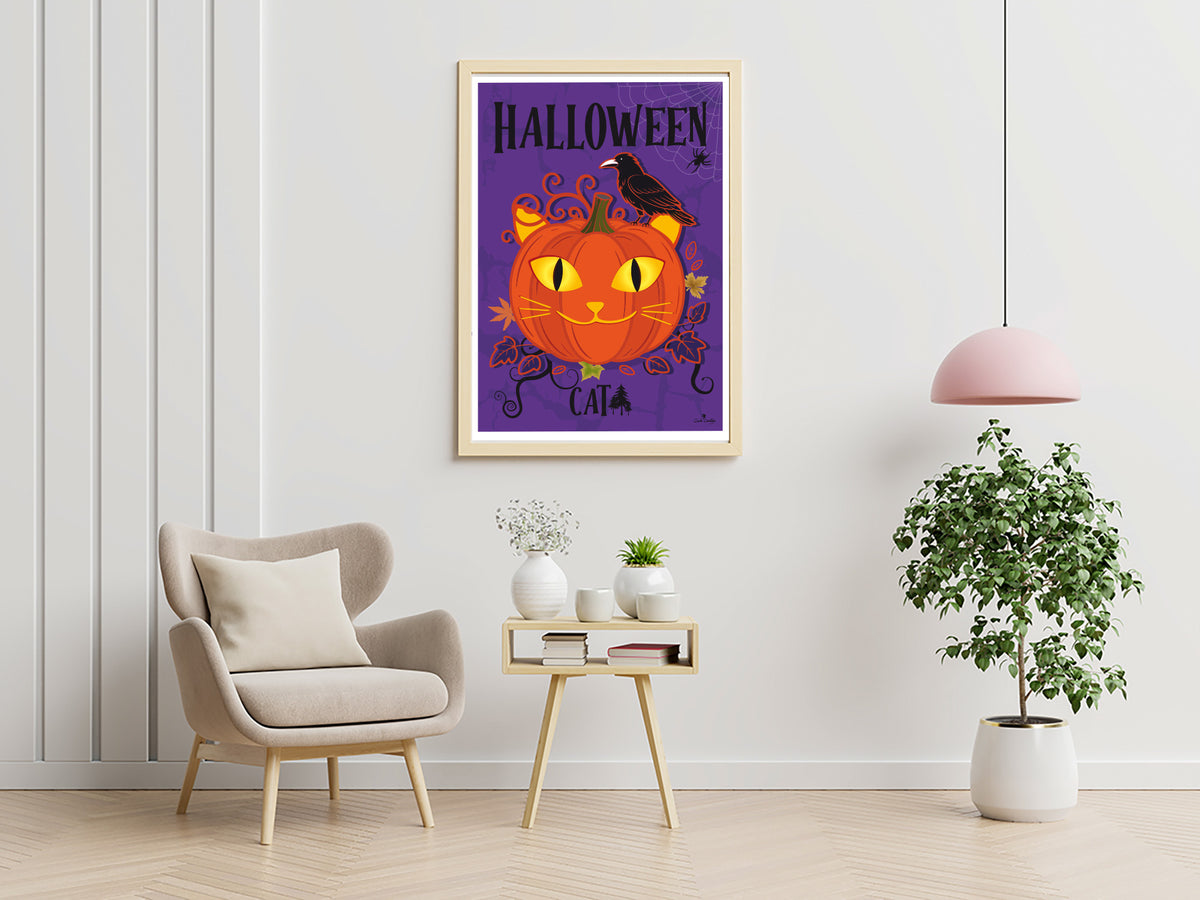 Affiche Halloween dans un cadre beige, chat orange, corbeau et titre « HALLOWEEN »