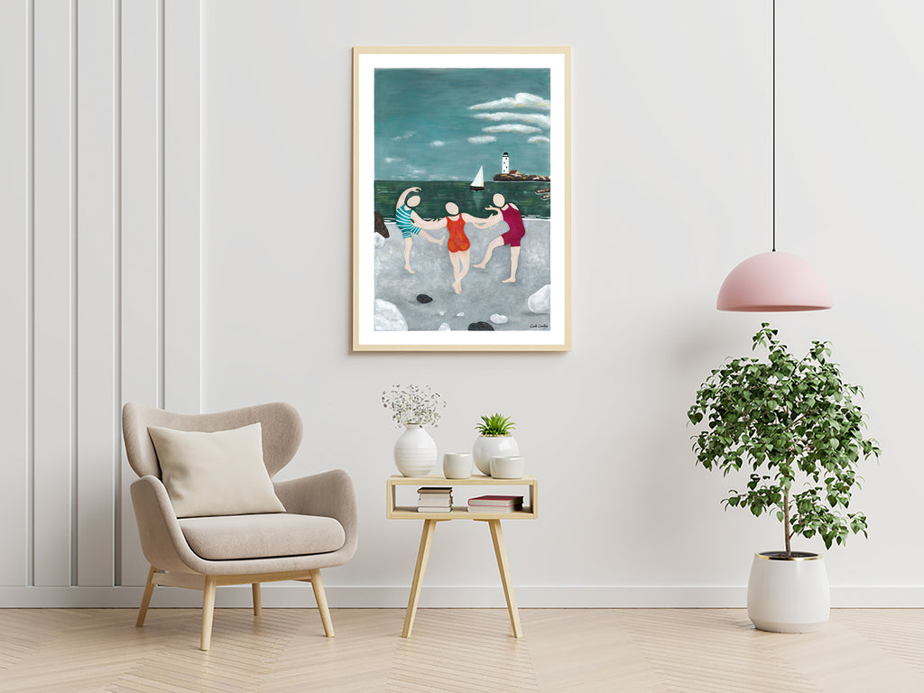 Affiche encadrée de danse avec trois silhouettes sur une plage, robe rouge et marinières, phare au loin