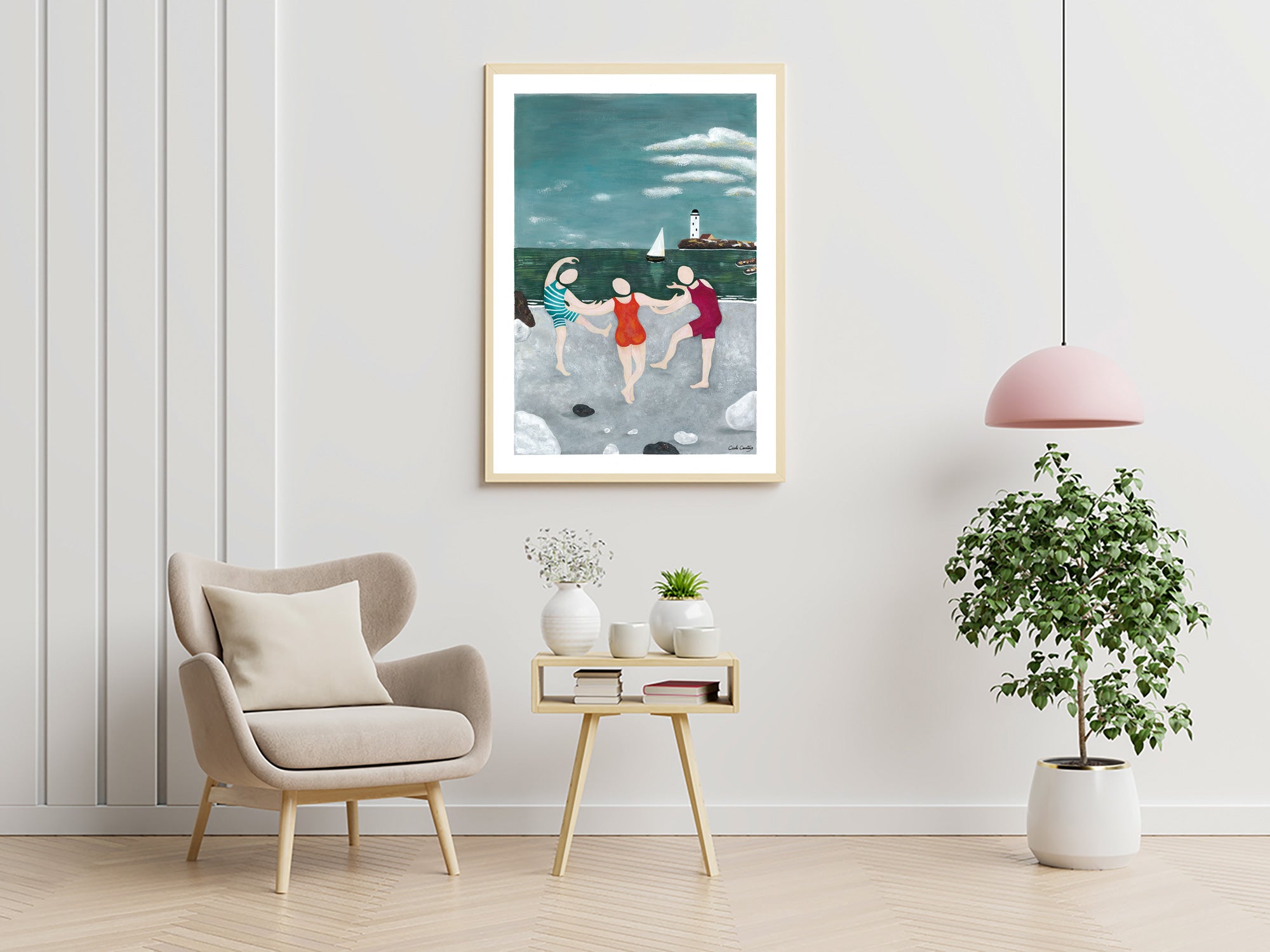 Affiche encadrée de danse avec trois silhouettes sur une plage, robe rouge et marinières, phare au loin