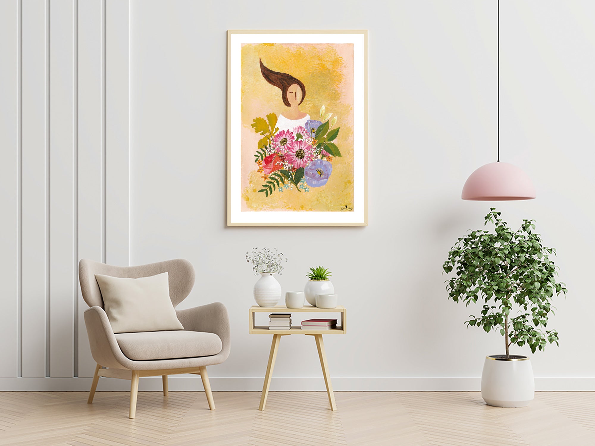 Affiche encadrée montrant une femme de profil et un bouquet multicolore sur fond jaune.