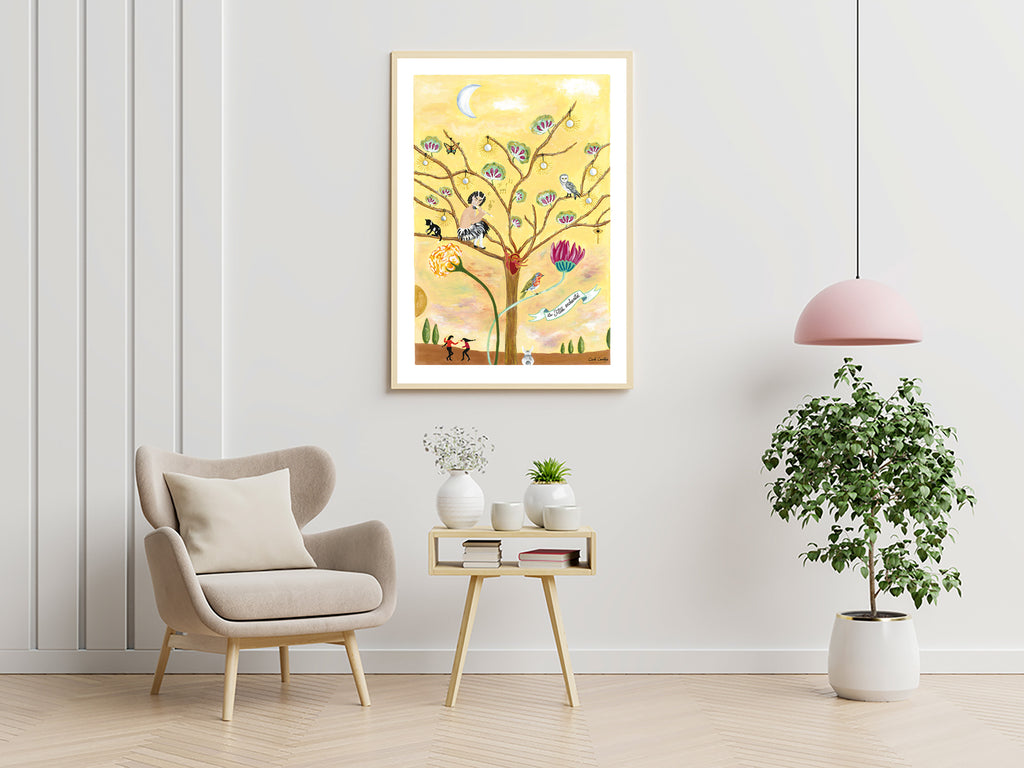 Affiche encadrée représentant un arbre, oiseaux colorés et ciel à la lune.