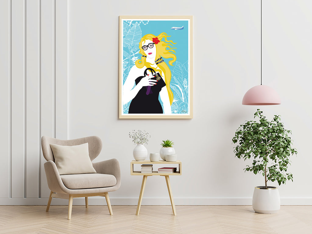 Affiche décorative style pop art: femme blonde aux lunettes, robe noire, chat noir, fond bleu