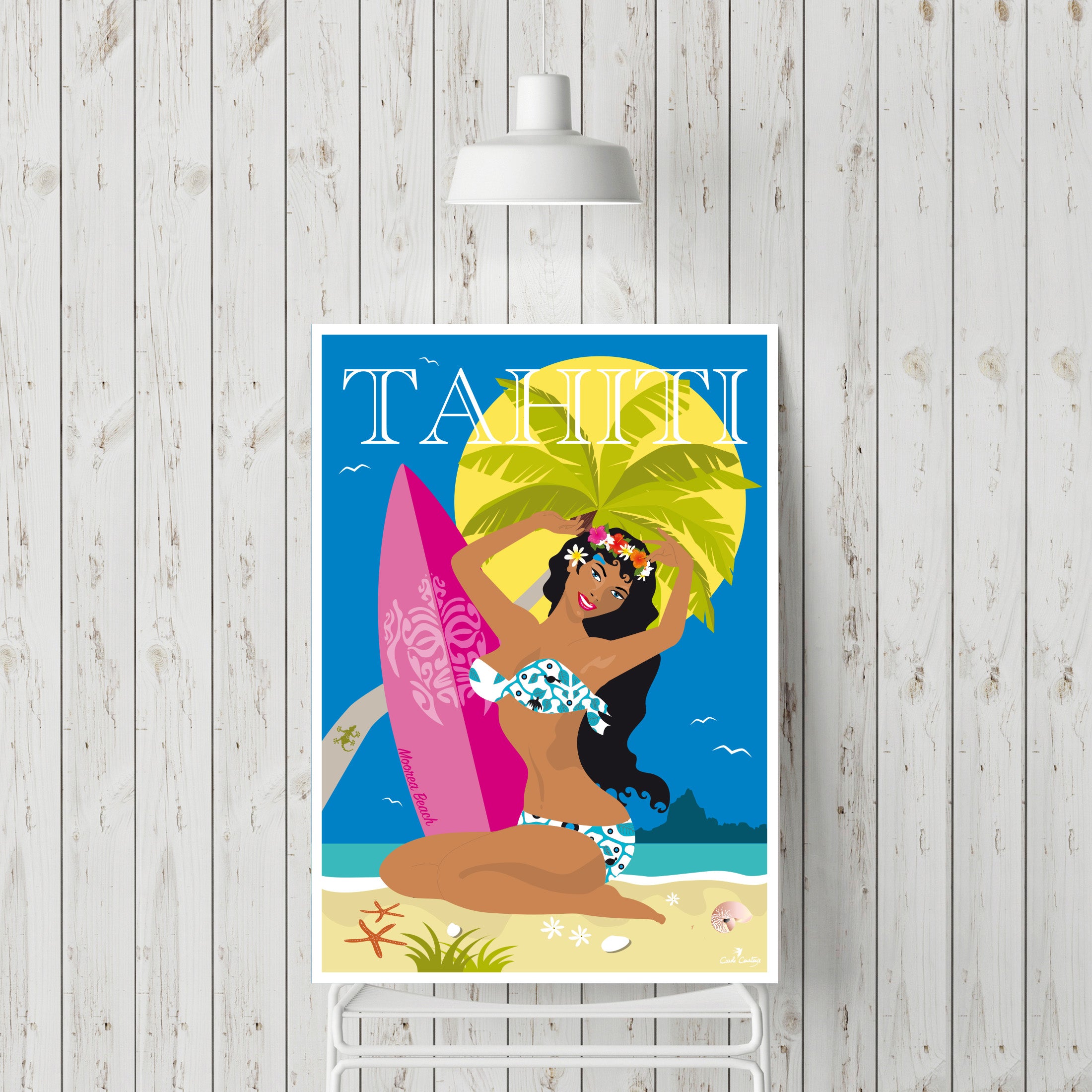 Affiche murale Polynésienne avec femme tatouée tenant une palme et une planche rose