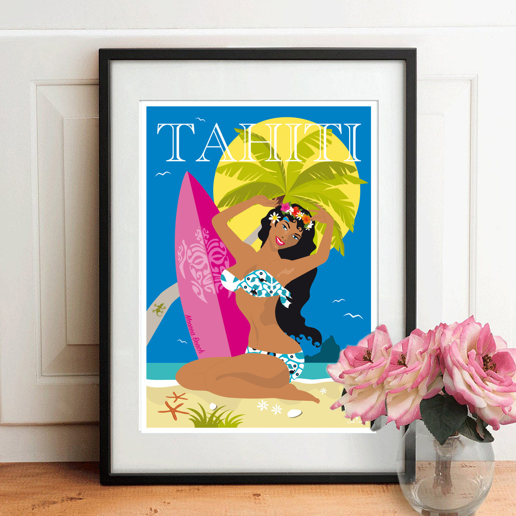 Affiche encadrée Polynésienne : femme brune au bikini, palmes vertes et planche rose